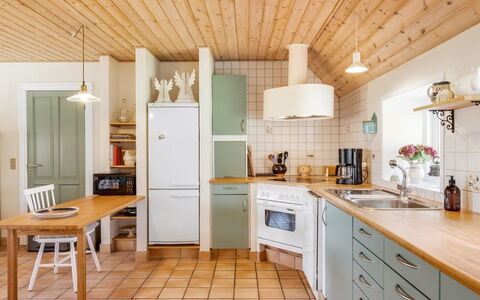 Petteri - 600M to the Fjord: Küche, Interior Design, Countertop, Flooring, Möbel, Cabinetry, Holz, Decke, Küchengerät, Fussboden