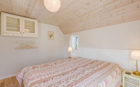 Petteri - 600M to the Fjord: Interior Design, Schlafzimmer, Holz, Decke, Bett, Fussboden, Flooring, Möbel, Bettdecke, Zimmer