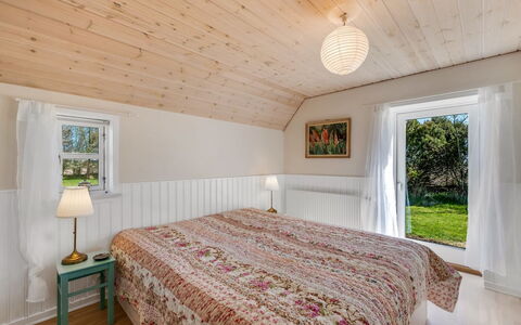 Petteri - 600M to the Fjord: Interior Design, Holz, Decke, Schlafzimmer, Flooring, Bett, Fussboden, Möbel, Beleuchtung, Bettdecke