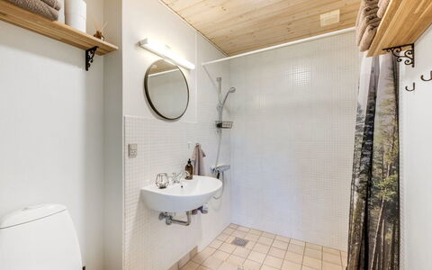 Petteri - 600M to the Fjord: Badezimmer, Armatur, Wand, Flooring, Fussboden, Interior Design, Holz, Decke, Toilleten Sitz, Toilette