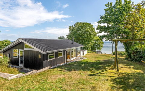 Stefan - 50M from the Sea: Dach, Haus, Zuhause, Hütte, Tür, Abstellgleis, Deck, Veranda, Planke, Hartholz
