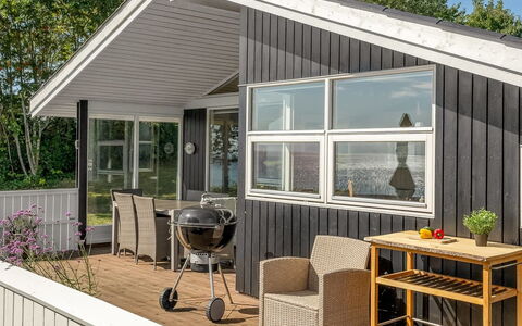 Stefan - 50M from the Sea: Dach, Haus, Zuhause, Hütte, Tür, Abstellgleis, Deck, Veranda, Planke, Hartholz