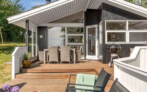 Stefan - 50M from the Sea: Dach, Haus, Zuhause, Hütte, Tür, Abstellgleis, Deck, Veranda, Planke, Hartholz