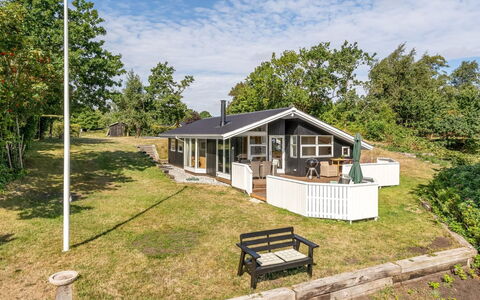 Stefan - 50M from the Sea: Dach, Haus, Zuhause, Hütte, Tür, Abstellgleis, Deck, Veranda, Planke, Hartholz