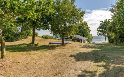 Stefan - 50M from the Sea: Dach, Haus, Zuhause, Hütte, Tür, Abstellgleis, Deck, Veranda, Planke, Hartholz