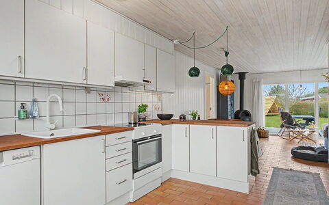 Jarik - 340M from the Sea: Küche, Flooring, Countertop, Küchengerät, Interior Design, Holz, Major Appliance, Fussboden, Decke, Light Fixture