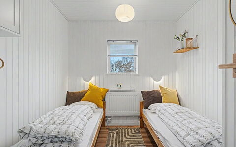 Jarik - 340M from the Sea: Holz, Flooring, Fussboden, Decke, Interior Design, Schlafzimmer, Bett, Zimmer, Bedding, Bettdecke