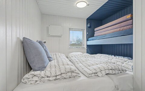 Jarik - 340M from the Sea: Schlafzimmer, Holz, Bett, Bettdecke, Fussboden, Bedding, Flooring, Interior Design, Decke, Linens