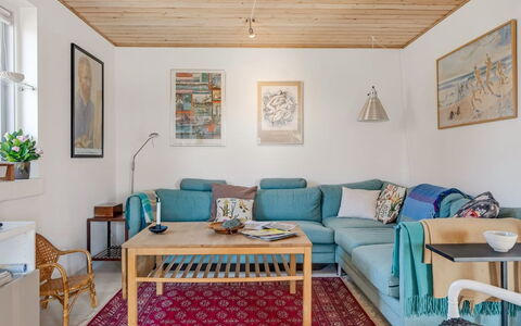 Jaskirt - 400M from the Sea: Möbel, Interior Design, Couch, Flooring, Wand, Fussboden, Wohnzimmer, Holz, Zimmer, Zuhause