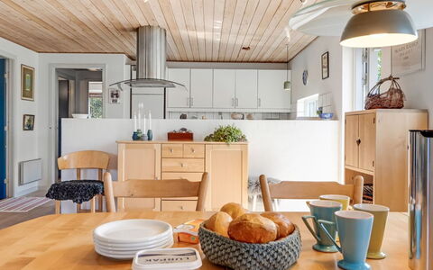 Jaskirt - 400M from the Sea: Möbel, Interior Design, Flooring, Küche, Holz, Countertop, Light Fixture, Decke, Cabinetry, Fussboden