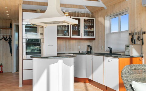 Yanne - 550M from the Sea: Holz, Flooring, Interior Design, Fussboden, Decke, Cabinetry, Küche, Light Fixture, Küchengerät, Major Appliance