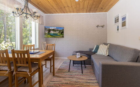 Sevettijärventie 8753: Möbel, Interior Design, Flooring, Fussboden, Holz, Decke, Zimmer, Holzboden, Tabelle, Couch
