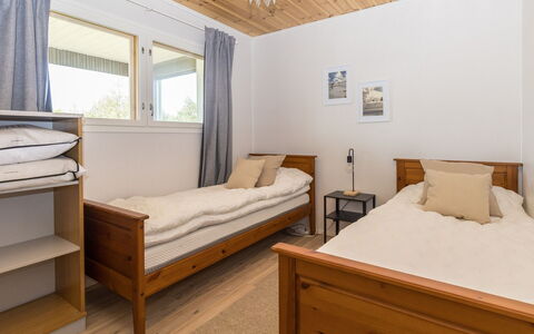 Sevettijärventie 8753: Bett, Möbel, Interior Design, Schlafzimmer, Fussboden, Flooring, Wand, Holz, Bettdecke, Bedding