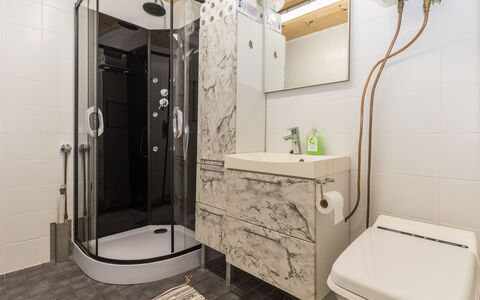 Sevettijärventie 8753: Badezimmer, Toilleten Sitz, Armatur, Toilette, Flooring, Interior Design, Bad Sink, Fussboden, Sinken, Installation