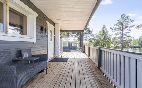 Sevettijärventie 8753: Holz, Veranda, Zuhause, Flooring, Holzboden, Fussboden, Hartholz, Planke, Deck, Tür