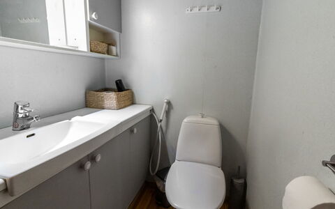 Ohola: Toilleten Sitz, Bad Sink, Badezimmer, Armatur, Toilette, Sinken, Wand, Fussboden, Flooring, Zapfhahn