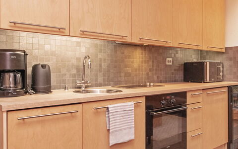 Villa Sinikka 1: Countertop, Küche, Küchengerät, Cabinetry, Major Appliance, Holz, Spüle, Sinken, Armatur, Flooring