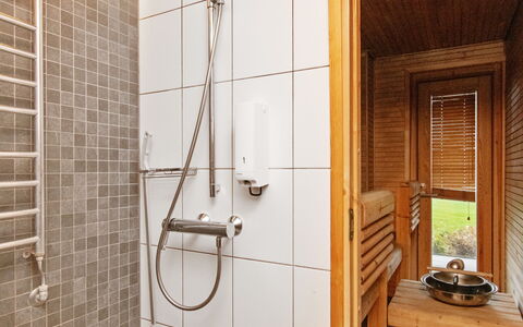 Villa Sinikka 1: Flooring, Holz, Fussboden, Armatur, Interior Design, Badezimmer, Installation, Dusche, Zimmer, Duschkopf
