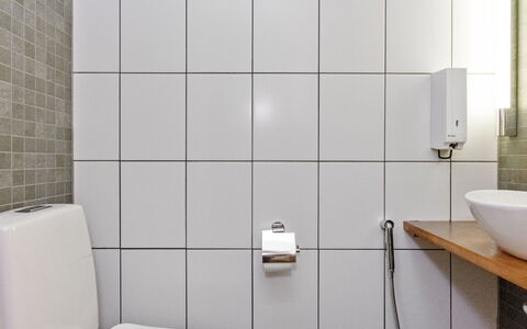 Villa Sinikka 1: Badezimmer, Armatur, Wand, Flooring, Toilleten Sitz, Toilette, Interior Design, Fussboden, Installation, Zapfhahn