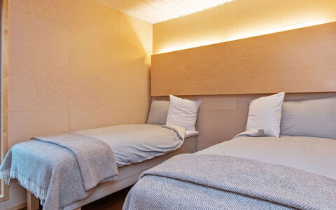 Villa Sinikka 2: Wand, Fussboden, Flooring, Holz, Interior Design, Schlafzimmer, Decke, Beleuchtung, Bett, Zimmer