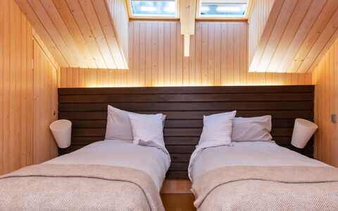Villa Antti: Interior Design, Fussboden, Flooring, Holz, Schlafzimmer, Decke, Bett, Möbel, Beleuchtung, Linens