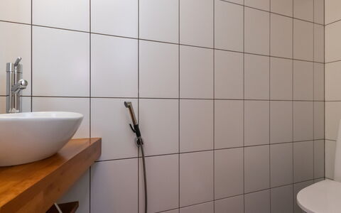Villa Antti: Flooring, Badezimmer, Wand, Armatur, Fussboden, Interior Design, Installation, Fliese, Zapfhahn, Toilette