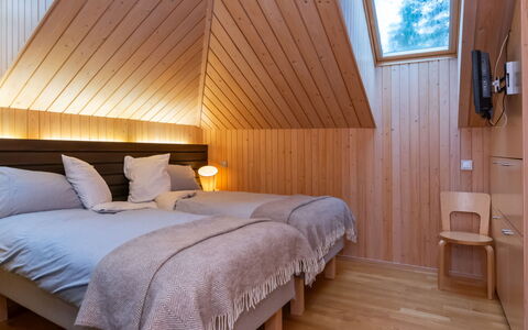 Villa Antti: Flooring, Fussboden, Interior Design, Holz, Decke, Schlafzimmer, Bett, Holzboden, Möbel, Beleuchtung