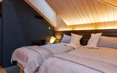 Villa Antti: Schlafzimmer, Interior Design, Holz, Flooring, Fussboden, Bett, Bettdecke, Bedding, Decke, Möbel