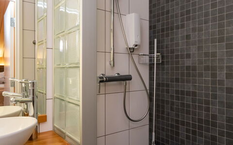 Villa Antti: Badezimmer, Armatur, Wand, Flooring, Interior Design, Fussboden, Duschkopf, Toilette, Spiegel, Dusche