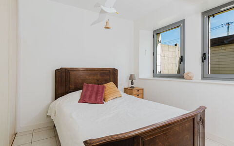 L'Appel du Large: Bett, Schlafzimmer, Möbel, Wand, Interior Design, Bedding, Bettdecke, Decke, Holz, Zimmer