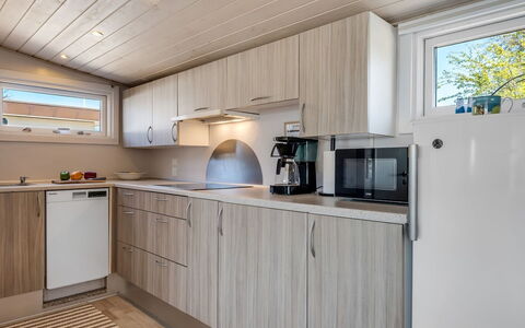 Stilla - 150M from the Sea: Holz, Flooring, Fussboden, Interior Design, Countertop, Sinken, Küche, Armatur, Major Appliance, Küchengerät