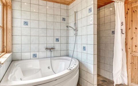 Burghar - 300M to the Fjord: Armatur, Badewanne, Flooring, Badezimmer, Holz, Interior Design, Fussboden, Decke, Installation, Zapfhahn