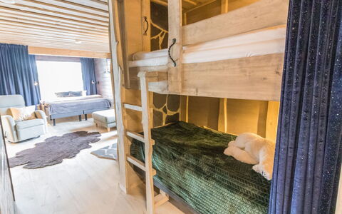 Lapland Hygge B: Holz, Flooring, Fussboden, Schlafzimmer, Interior Design, Decke, Beleuchtung, Bett, Möbel, Bedding