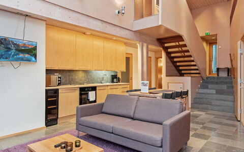 Villa Hanna: Möbel, Interior Design, Flooring, Couch, Holz, Fussboden, Wohnzimmer, Wohnung, Decke, Zimmer