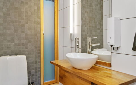 Villa Hanna: Badezimmer, Bad Sink, Armatur, Flooring, Sinken, Wand, Interior Design, Fussboden, Zapfhahn, Spiegel