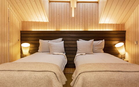 Villa Johanna: Interior Design, Fussboden, Holz, Flooring, Schlafzimmer, Decke, Beleuchtung, Bett, Möbel, Braun