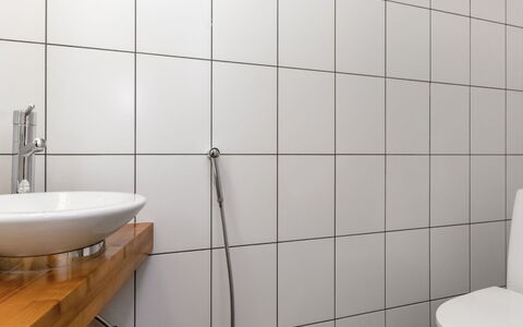 Villa Johanna: Flooring, Wand, Armatur, Badezimmer, Fussboden, Interior Design, Installation, Fliese, Zapfhahn, Zimmer