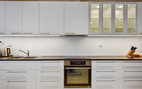 Villa Ruuska: Holz, Cabinetry, Küche, Flooring, Interior Design, Küchengerät, Countertop, Möbel, Schrank, Schublade