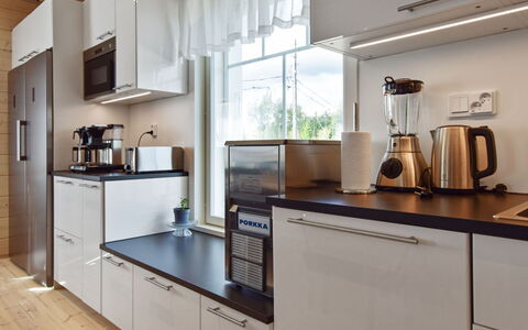 Villa Ruuska: Küchengerät, Küche, Countertop, Cabinetry, Interior Design, Major Appliance, Möbel, Haushaltsgerät, Flooring, Holz