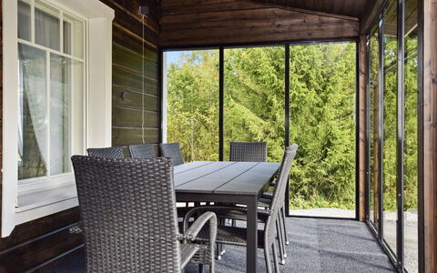 Villa Ruuska: Möbel, Holz, Flooring, Stuhl, Interior Design, Tabelle, Fussboden, Gartenmöbel, Küche & Esszimmer Tisch, Veranda
