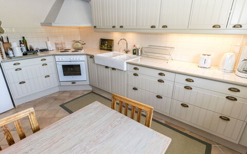 Gammelgård Jahtimaja: Holz, Flooring, Cabinetry, Küche, Interior Design, Fussboden, Schublade, Countertop, Zuhause, Küchengerät