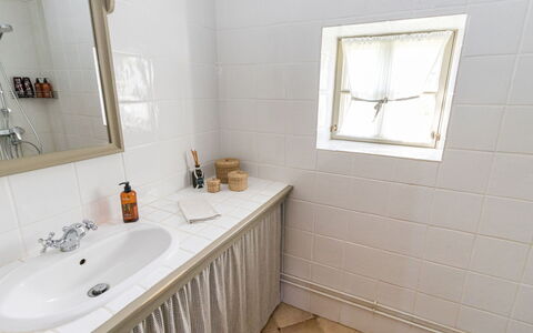 Gammelgård Jahtimaja: Flooring, Wand, Fussboden, Armatur, Interior Design, Badezimmer, Zapfhahn, Installation, Fliese, Sinken