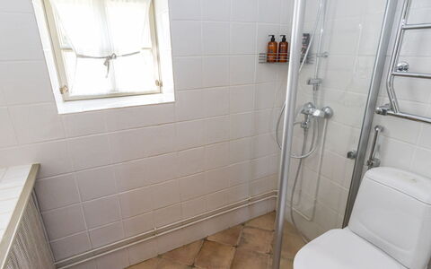 Gammelgård Jahtimaja: Armatur, Flooring, Badezimmer, Fussboden, Toilette, Toilleten Sitz, Installation, Fliese, Zimmer, Dusche