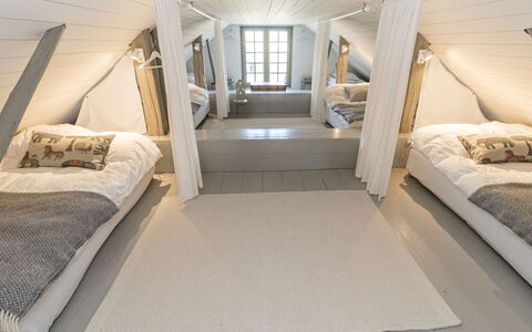 Gammelgård Jahtimaja: Interior Design, Schlafzimmer, Holz, Fussboden, Decke, Bett, Flooring, Möbel, Beleuchtung, Zimmer
