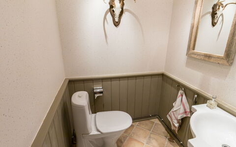 Gammelgård Jahtimaja: Möbel, Interior Design, Flooring, Decke, Fussboden, Stuhl, Zimmer, Beleuchtung, Tabelle, Küche & Esszimmer Tisch