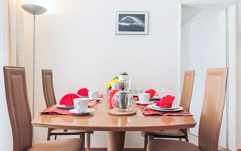 Holiday Apt. T: Möbel, Interior Design, Tabelle, Esszimmer, Holz, Küche & Esszimmer Tisch, Flooring, Stuhl, Beleuchtung, Zimmer
