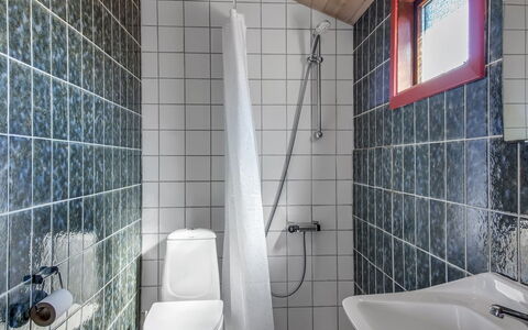 Bena - 300M from the Sea: Badezimmer, Armatur, Flooring, Sinken, Fussboden, Bad Sink, Interior Design, Fliese, Zapfhahn, Toilette