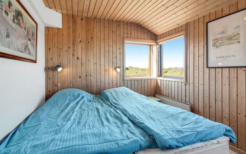 Bena - 300M from the Sea: Holz, Schlafzimmer, Bett, Bettdecke, Decke, Bedding, Fussboden, Bettrahmen, Hartholz, Holzbeize