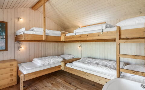 Bena - 300M from the Sea: Etagenbett, Holz, Interior Design, Bett, Decke, Schlafzimmer, Möbel, Fussboden, Holzbeize, Bettrahmen