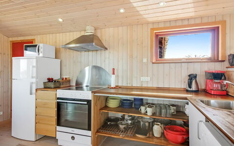 Bena - 300M from the Sea: Holz, Küche, Decke, Flooring, Küchengerät, Major Appliance, Interior Design, Countertop, Fussboden, Möbel